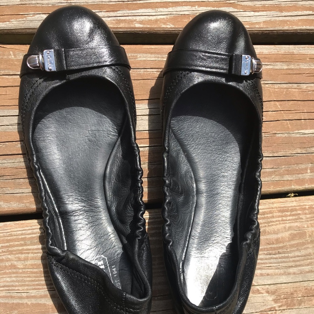 Gorgeous Coach black leather ballet flats